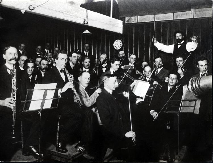 Sir Henry Wood recording with the Queens Hall Orchestra for the Columbia Gramophone Company around 1912 © EMI Group Archive Trust 